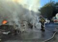 Fuerte incendio consume dos vehículos en la Colonia Martínez de Monterrey, NL