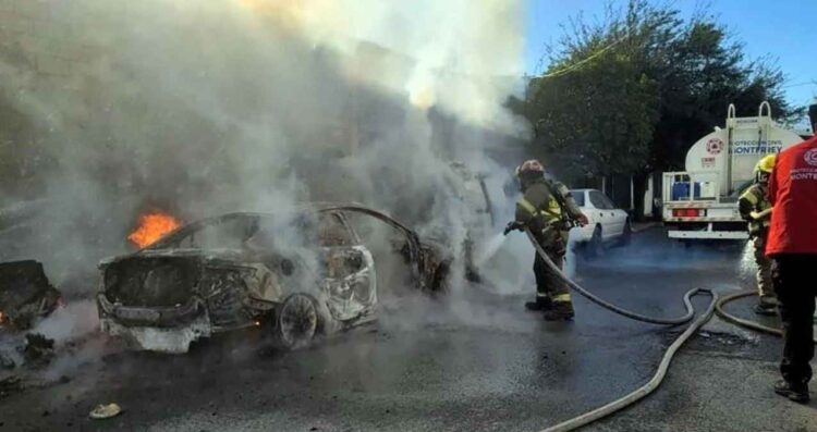 Fuerte incendio consume dos vehículos en la Colonia Martínez de Monterrey, NL