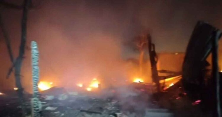 Fuerte incendio consume tejabán en el municipio de Juárez, Nuevo León