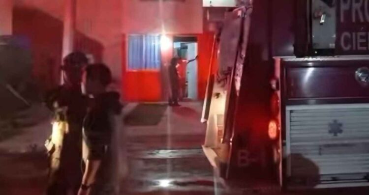 Fuerte incendio consume vivienda en Ciénega de Flores, Nuevo León