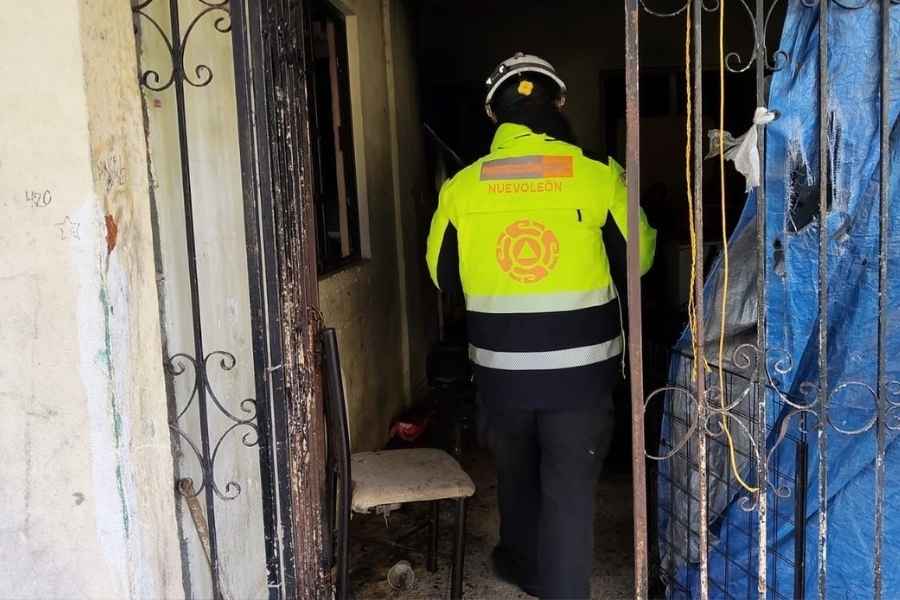 Fuerte incendio de vivienda deja a una persona intoxicada en San Nicolás, Nuevo León