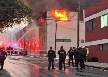 Fuerte incendio en bodega de la Alcaldía Álvaro Obregón, Ciudad de México moviliza a bomberos