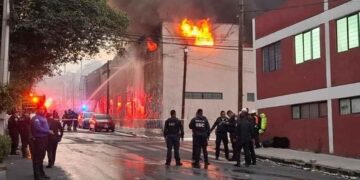 Fuerte incendio en bodega de la Alcaldía Álvaro Obregón, Ciudad de México moviliza a bomberos