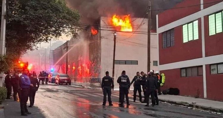 Fuerte incendio en bodega de la Alcaldía Álvaro Obregón, Ciudad de México moviliza a bomberos