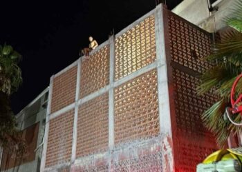 Hombre sube a barda, desata movilización de emergencia en Monterrey, Nuevo León