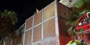 Hombre sube a barda, desata movilización de emergencia en Monterrey, Nuevo León