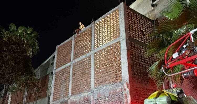 Hombre sube a barda, desata movilización de emergencia en Monterrey, Nuevo León