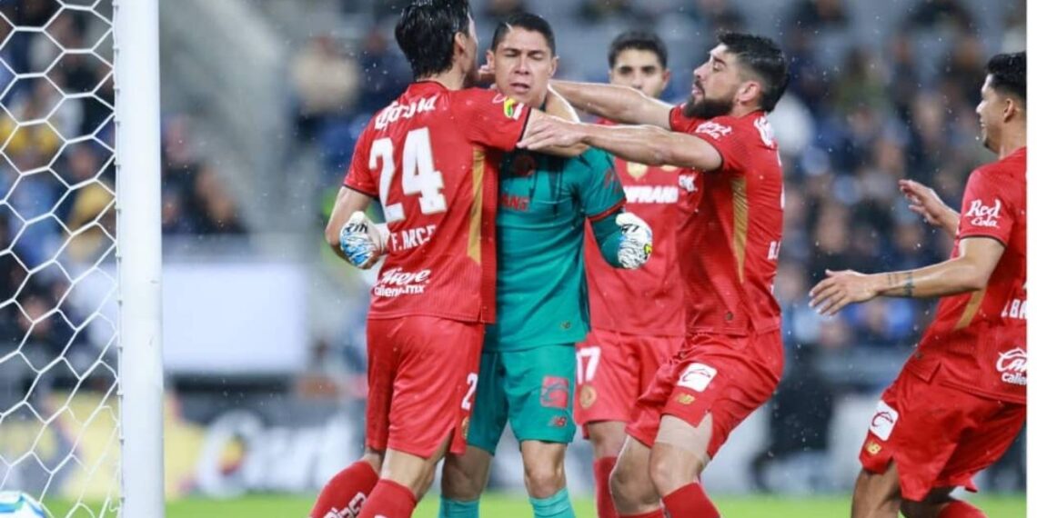 Hugo González convierte abucheos en silencio en Monterrey