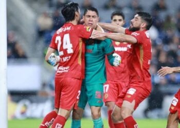 Hugo González convierte abucheos en silencio en Monterrey