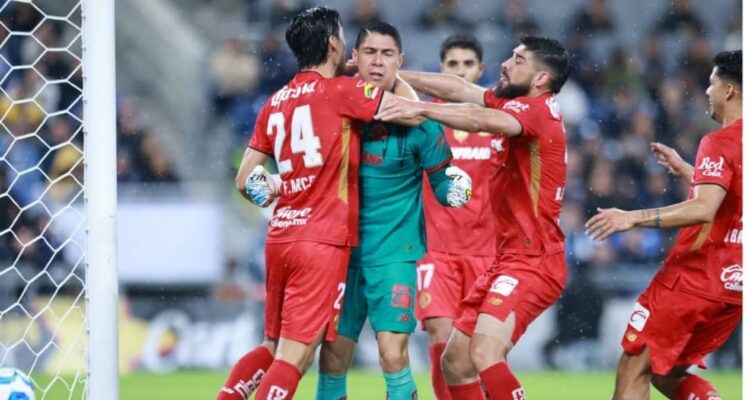 Hugo González convierte abucheos en silencio en Monterrey