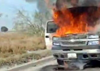 Incendio consume grúa por la avenida Raúl Salinas