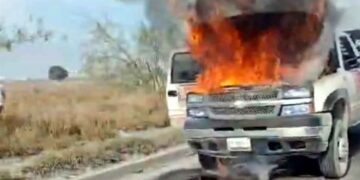 Incendio consume grúa por la avenida Raúl Salinas