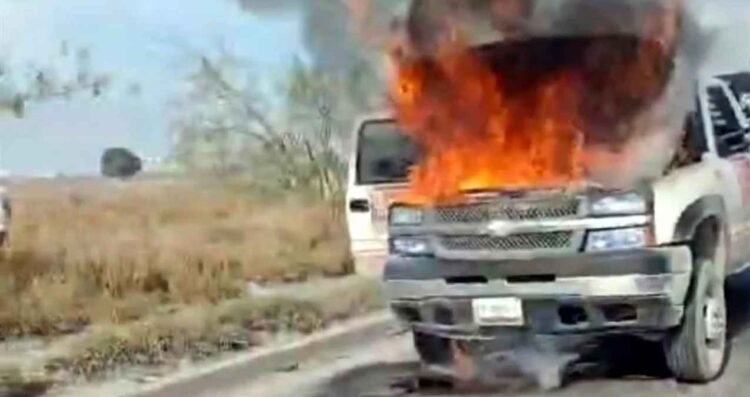 Incendio consume grúa por la avenida Raúl Salinas