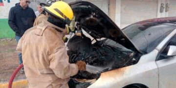 Incendio en auto en Madero
