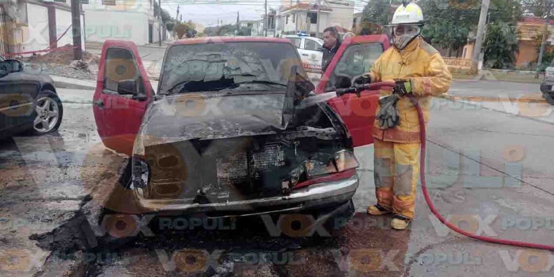 Incendio en camioneta moviliza a bomberos y Protección Civil en Ciudad Madero, Tamaulipas