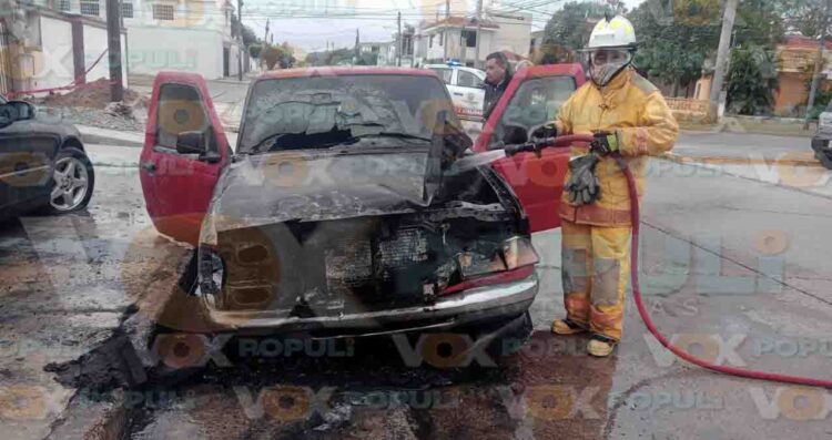 Incendio en camioneta moviliza a bomberos y Protección Civil en Ciudad Madero, Tamaulipas