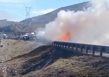 Incendio tractocamión carretera a Saltillo
