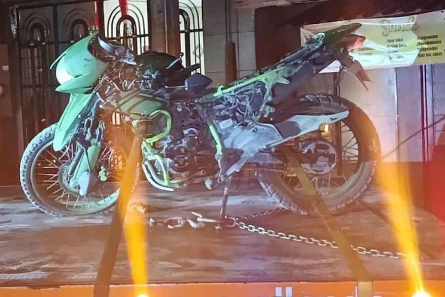 Joven choca vivienda y resulta lesionado tras huir con motocicleta robada en Guadalupe, Nuevo León