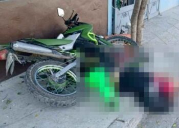 Joven choca vivienda y resulta lesionado tras huir con motocicleta robada en Guadalupe, Nuevo León