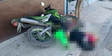 Joven choca vivienda y resulta lesionado tras huir con motocicleta robada en Guadalupe, Nuevo León