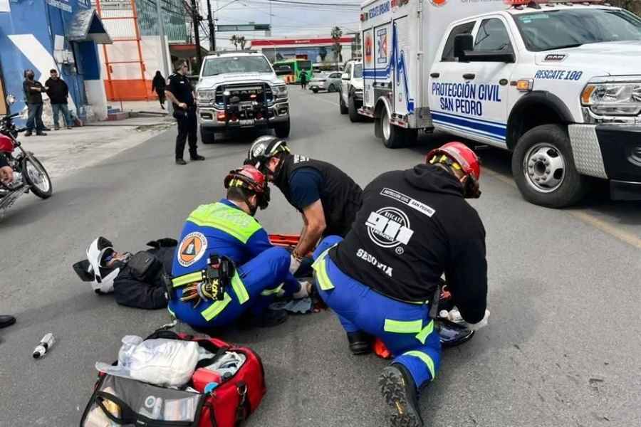 Joven motociclista sufre lesiones graves tras ser impactado por camioneta en San Pedro, NL