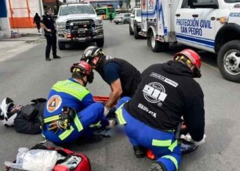 Joven motociclista sufre lesiones graves tras ser impactado por camioneta en San Pedro, NL
