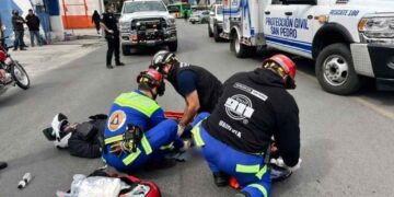 Joven motociclista sufre lesiones graves tras ser impactado por camioneta en San Pedro, NL