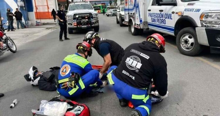 Joven motociclista sufre lesiones graves tras ser impactado por camioneta en San Pedro, NL