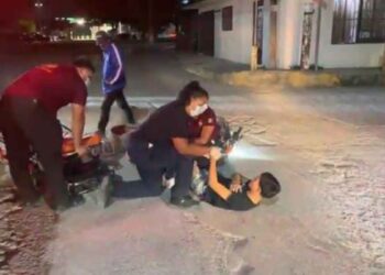joven motociclista derrapar El Mante