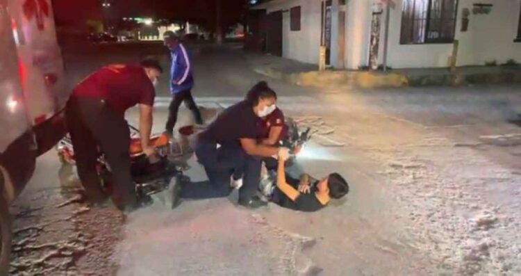 joven motociclista derrapar El Mante