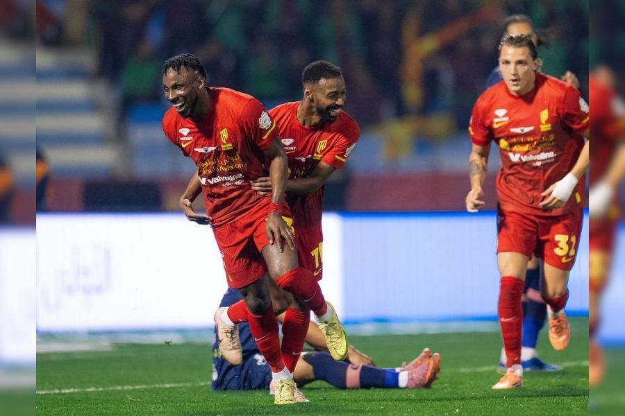 Julián Quiñones hat‑trick