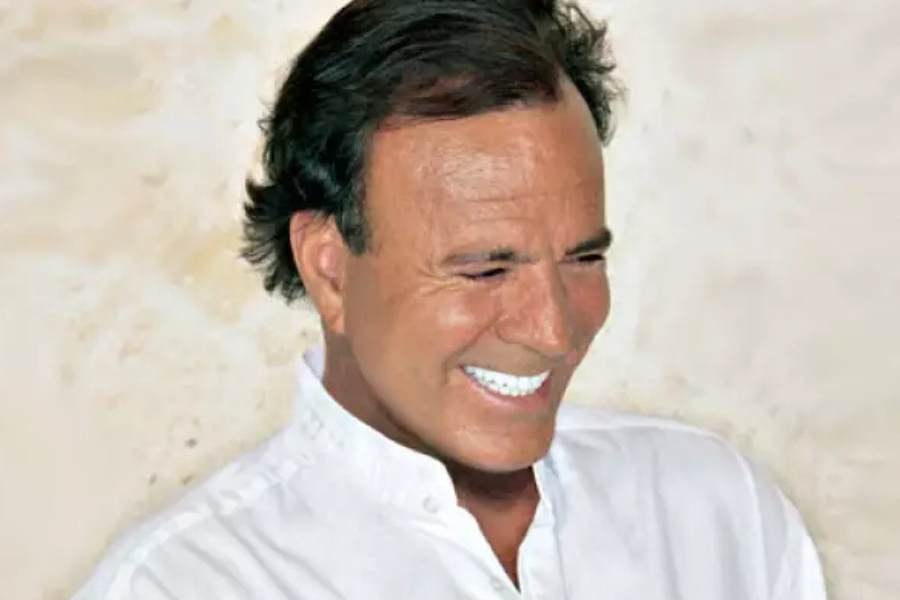 Julio Iglesias pide frenar investigación en España por presunta agresión sexual