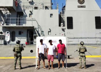 Marina asegura más de mil litros de combustible en lancha interceptada en Michoacán