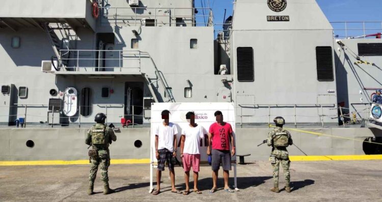 Marina asegura más de mil litros de combustible en lancha interceptada en Michoacán