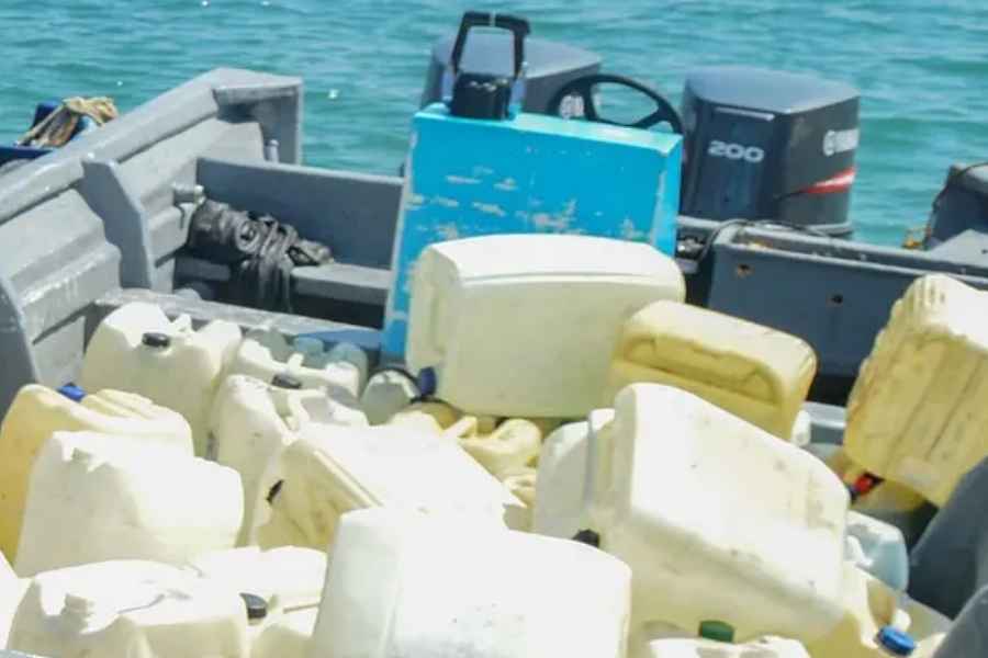 Marina asegura más de mil litros de combustible en lancha interceptada en Michoacán