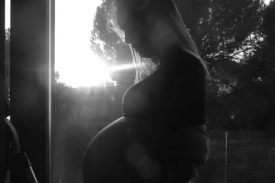 Michelle Renaud presume su pancita a punto de convertirse en mamá