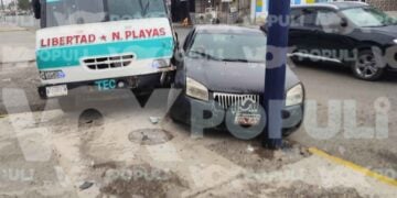 Microbús choca a vehículo y lo manda contra un poste en Ciudad Victoria, Tamaulipas