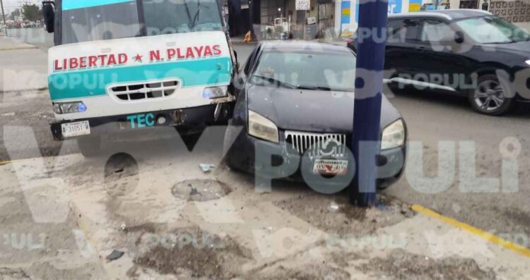 Microbús choca a vehículo y lo manda contra un poste en Ciudad Victoria, Tamaulipas