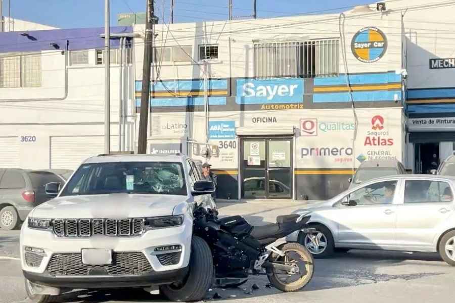 Motociclista resulta lesionado tras chocar con camioneta en Monterrey, Nuevo León