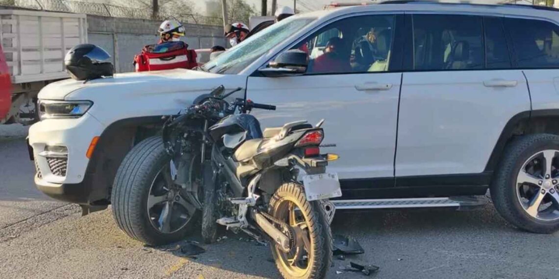 Motociclista resulta lesionado tras chocar con camioneta en Monterrey, Nuevo León