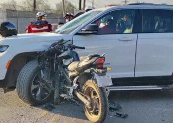 Motociclista resulta lesionado tras chocar con camioneta en Monterrey, Nuevo León