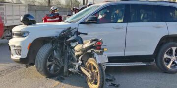 Motociclista resulta lesionado tras chocar con camioneta en Monterrey, Nuevo León