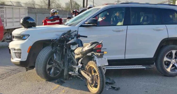 Motociclista resulta lesionado tras chocar con camioneta en Monterrey, Nuevo León