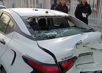Motociclista resulta lesionado tras fuerte choque con automóvil en Monterrey, Nuevo León