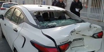 Motociclista resulta lesionado tras fuerte choque con automóvil en Monterrey, Nuevo León