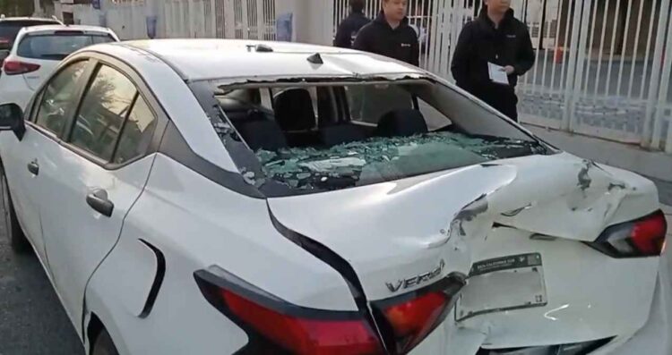 Motociclista resulta lesionado tras fuerte choque con automóvil en Monterrey, Nuevo León