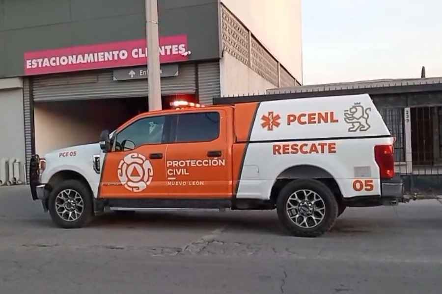 Motociclista resulta lesionado tras fuerte choque con automóvil en Monterrey, Nuevo León