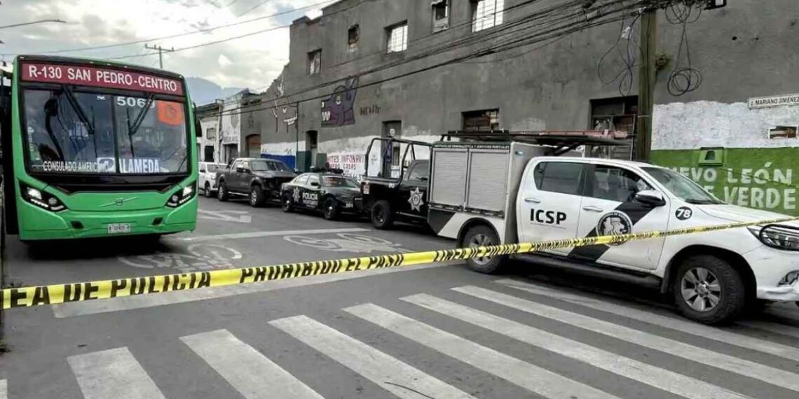 Muere en camión urbano en Monterrey