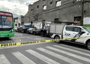Muere en camión urbano en Monterrey