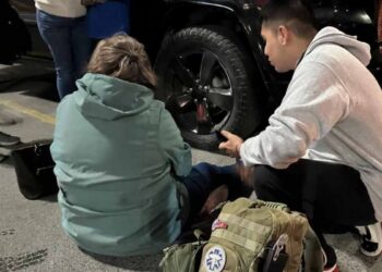 Mujer es atropellada en Plaza Fiesta